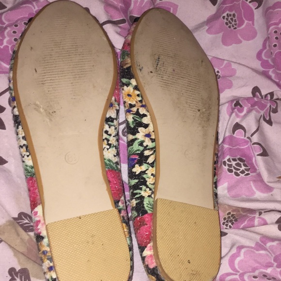 Wet seals flats with flowers - Picture 3 of 3